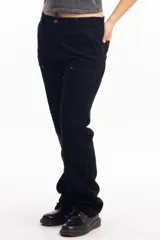 Pantalón de jean azul oscuro de corte recto, con refuerzos en las rodillas y bolsillos laterales. Diseño de estilo cargo con frente reforzado.