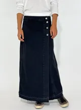 Pollera larga de jean negro con corte evasé, cierre lateral con botones y ruedo desflecado.