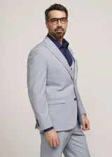 Traje de tres piezas Fellini S6, color beige, compuesto por saco de solapa muesca, chaleco con botones y pantalón de corte recto.
