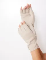 Guantes sin dedos de símil suede color negro, con forro interior de terciopelo negro.