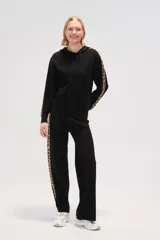 Sweater con capucha de tejido de punto color crema, con diseño holgado y franjas laterales con estampado animal print en las mangas.