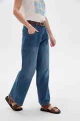 Pantalón jean negro de tiro alto y corte recto.