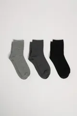 Pack de tres pares de medias de media caña en tonos neutros: gris claro, gris oscuro y negro. Confeccionadas en tejido elástico para mayor comodidad y ajuste.