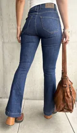 Pantalón de jean azul oscuro, de tiro alto y corte oxford.