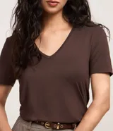 Blusa básica de manga corta con cuello en V, confeccionada en tejido de viscosa con elastano. Presenta un diseño liso y corte ajustado.