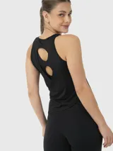 Conjunto deportivo compuesto por una musculosa de cuello redondo y un short tipo biker, ambos en color negro y confeccionados en tejido técnico elástico.