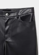 Pantalón de corte recto y tiro medio con efecto piel, color negro. Posee trabillas para cinturón, diseño de cinco bolsillos y cierre frontal con cremallera y botón.