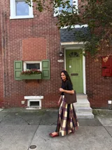 Bolso tipo tote bag de cuero trenzado a mano, en tonos marrón y negro, con asas trenzadas.