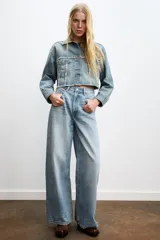 Jeans de mujer tiro alto, color celeste claro lavado, con cinco bolsillos y pierna extra ancha y larga.