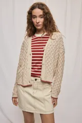 Cardigan de punto calado color tostado, con escote en V y cierre frontal de botones.