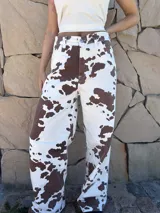 Pantalón jean blanco con estampado de manchas marrones simil vaca, de corte recto y tiro alto.