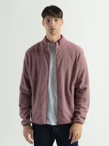 Campera de polar con cuello alto, cierre frontal completo y bolsillos laterales con cierre.