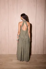 Vestido largo negro de crepe texturado con escote halter, cuello alto con volados y diseño holgado.
