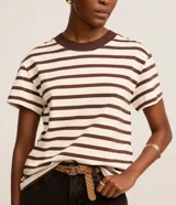 Blusa de corte boxy confeccionada en algodón, con diseño de rayas horizontales, cuello redondo de punto en color contrastante y mangas cortas.