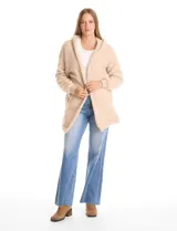 Cardigan de textura tipo sherpa o corderito, color beige, con diseño abierto sin botones, mangas largas con puños elásticos y capucha integrada. Presenta bolsillos laterales diagonales y un corte holgado.