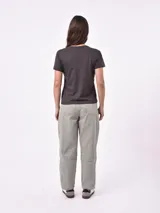 Remera de algodón color verde musgo, con cuello redondo, mangas cortas y estampa frontal con la frase 'thank u, next' en color negro.