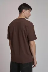 Remera verde oscuro de corte holgado y mangas cortas.