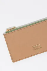 Billetera tarjetero Bimba y Lola de diseño compacto, confeccionada en nylon negro con cierre superior metálico dorado y logo de la marca estampado en el frente.