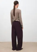 Jersey de punto con acabado metalizado, cuello redondo y manga larga.