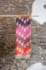 Bufanda rectangular de lana, nylon, viscosa y cashmere, con estampado abstracto en tonos rosa, blanco y morado.