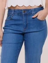 Jean recto de tiro alto de la marca Ruby Rd, confeccionado en denim azul. Presenta diseño de cinco bolsillos, cierre frontal con botón y cremallera, y pretina con pasadores para cinturón.