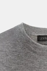 Camiseta negra de manga corta y cuello redondo, corte ajustado (slim fit).