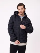 Campera puffer con capucha, color verde militar, con cierre frontal y bolsillos laterales. Presenta un diseño acolchado con costuras termoselladas y puños elásticos.