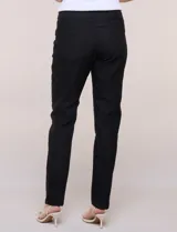 Jegging de algodón elastizado marca Ruby Rd., color negro, de tiro alto con pretina ancha elastizada que brinda soporte abdominal. Presenta silueta ajustada que sigue la línea natural de la pierna, diseño frontal limpio con bolsillos simulados y remaches metálicos, y bolsillos traseros funcionales.