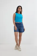 Top tejido fucsia con cuello redondo y sisas amplias.