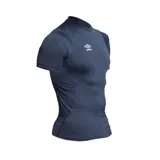 Remera térmica deportiva Umbro de manga corta, color blanco, con cuello redondo y ajuste ceñido al cuerpo. Presenta el logo de la marca bordado en el pecho.