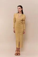 Vestido midi dorado con escote en V, mangas largas abullonadas, frunce en la cintura y abertura en la falda.