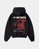 Canguro negro de corte regular con capucha y bolsillo frontal. Presenta un estampado gráfico en la espalda en color rojo y crema que incluye una mano sosteniendo una cadena, el título 'Oktubre' y un listado de canciones.