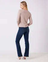 Buzo de tejido fino color beige, con cuello redondo, mangas tres cuartos y diseño raglán.