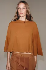 Pantalón cargo de tiro medio con efecto lavado, confeccionado en algodón. Presenta cintura elástica ajustable con cordones, bolsillos laterales y bolsillos de plastrón con solapa en las piernas. Diseño de pierna recta con combinación de tejidos a tono.