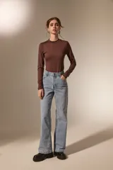 Body de manga larga con cuello a la base, confeccionado en poliamida, con ajuste al cuerpo y cierre inferior con broches.