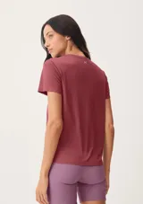Blusa deportiva de manga corta con cuello redondo, confeccionada en tejido técnico con protección UV.
