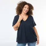 Camiseta básica de manga corta en color azul marino, con cuello en pico y corte holgado.