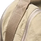 Mochila deportiva color verde oliva, confeccionada en material textil con acabado arrugado. Cuenta con compartimento principal amplio, bolsillo frontal con cierre, compartimento inferior independiente para calzado y tirantes ergonómicos ajustables. Incluye logo circular de la marca en el frente.