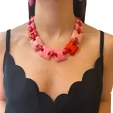 Collar con cadena de eslabones cuadrados de resina color amarillo y blanco.