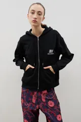 Campera tipo hoodie color negro con cierre frontal completo, capucha con cordones ajustables y logo bordado en el pecho.