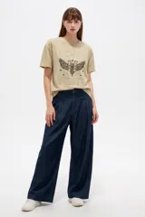Remera bordó de manga corta y cuello redondo, con diseño holgado y estampado frontal de águila con la inscripción 'Wild West'.