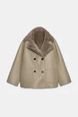 Abrigo reversible de corte recto con cuello solapa, manga larga y cierre frontal de doble botonadura. Presenta un diseño de efecto pelo en un lado y efecto piel en el reverso, con bolsillos de plastrón en el frente.