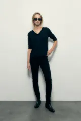 Jean slim negro de tiro medio.