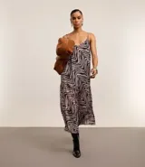 Vestido largo evasê de crepé con breteles finos y escote en V, con estampa de cebra.