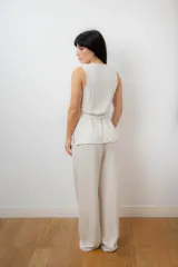Pantalón sastrero color crudo, de corte relajado y tiro alto.