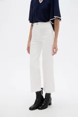 Pantalón jean blanco de corte recto y tiro alto con terminación deshilachada en el Isodelo.