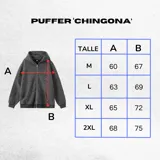 Campera con capucha y cierre frontal, de tejido grueso color gris oscuro con rayas horizontales finas en blanco. Presenta cuello alto y puños y cintura acanalados.