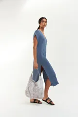 Bolso tipo tote de gran tamaño con acabado efecto craquelado en tonos blanco y gris. Presenta una estructura holgada, base amplia y correas integradas al diseño para llevar al hombro.