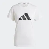 Remera deportiva Adidas de manga corta, color blanco, con cuello redondo y el logo Badge of Sport (tres barras inclinadas) en negro en el frente. Presenta un corte clásico y paneles de malla en la espalda para mayor ventilación.
