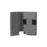 Tarjetero compacto color gris con caja de aluminio incorporada y elástico divisor para billetes. Protege las tarjetas del escaneo gracias a su sistema anti clonación.